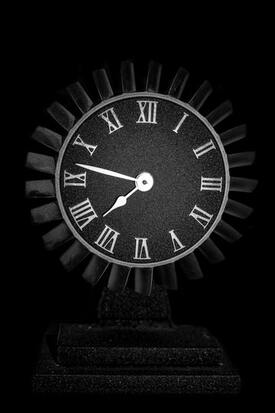 Reloj negro con números romanos que representa el significado de los números.